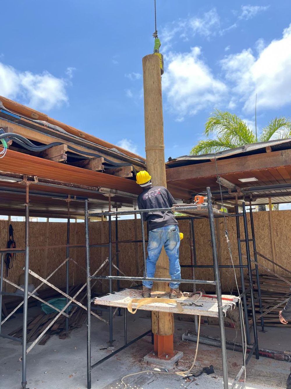 Equipe CRX na montagem de estrutura com içamento