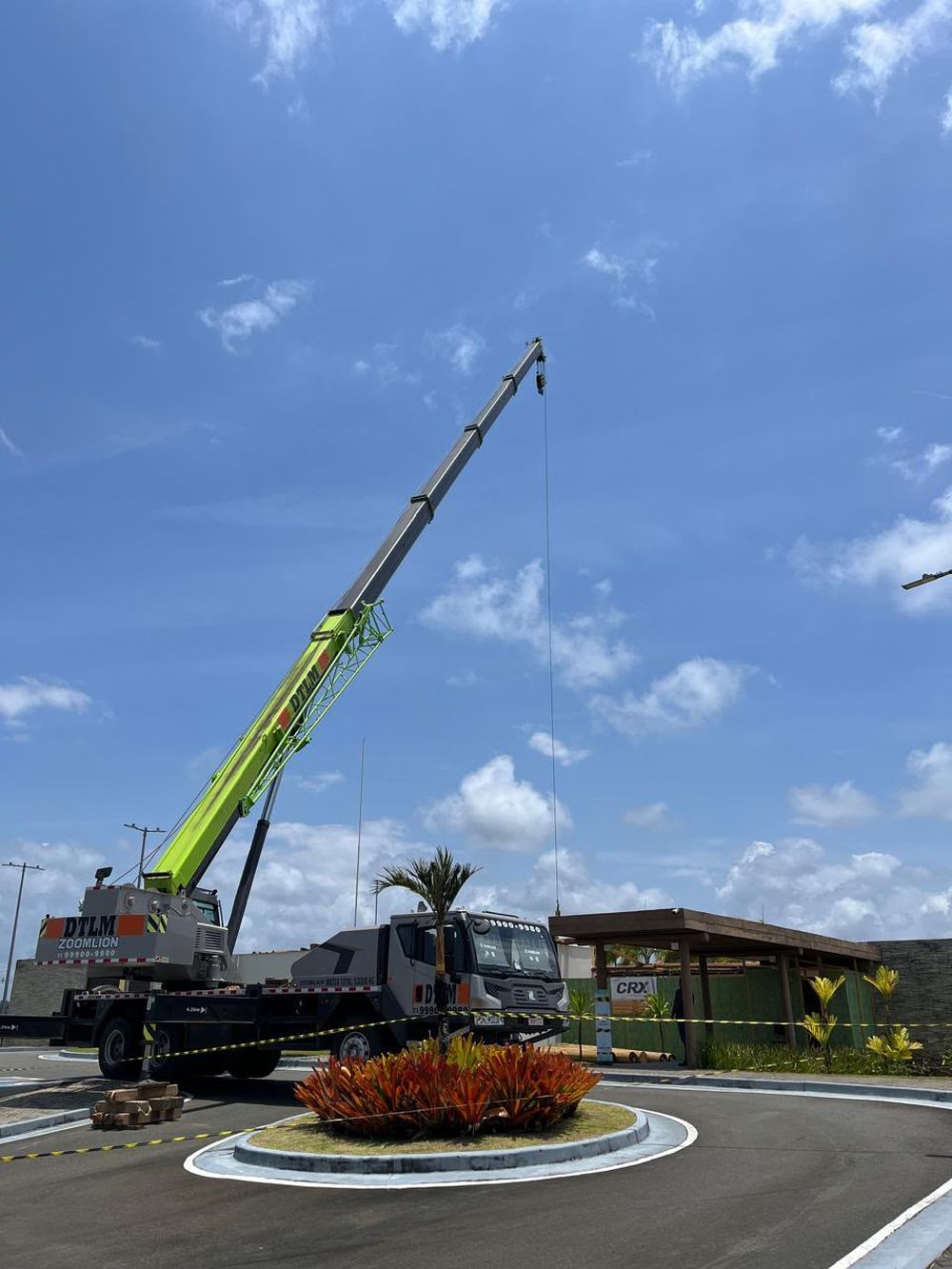 Içamento com guindaste em obra de grande porte da CRX