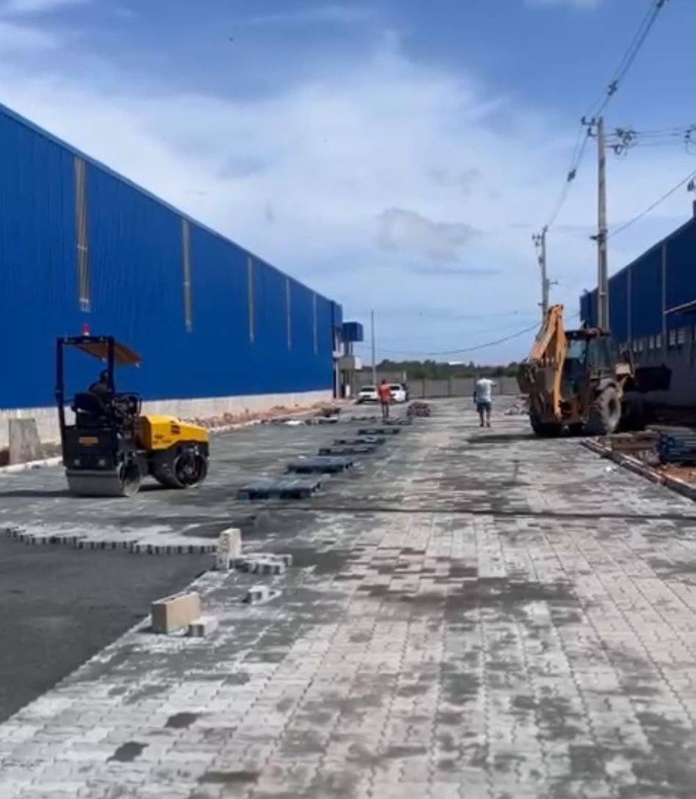 Pavimentação intertravada em pátio industrial executada pela CRX