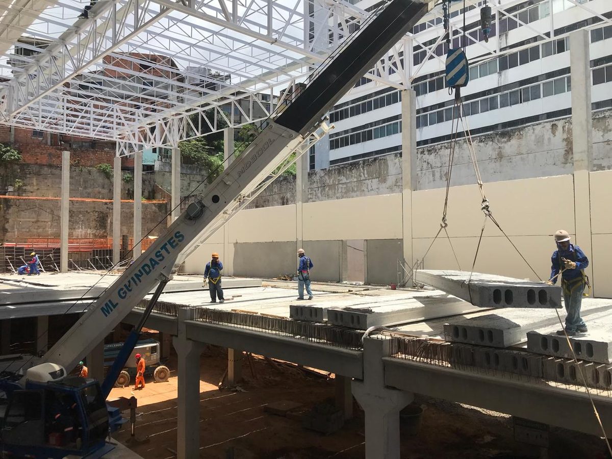 Içamento de laje pré-moldada com guindaste em obra comercial