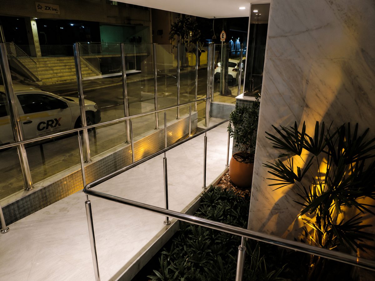 Entrada comercial finalizada com guarda-corpo de vidro