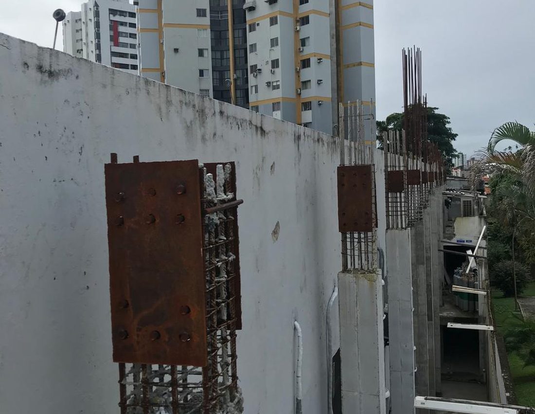 Reforço estrutural com chapas metálicas e nova armadura em pilares