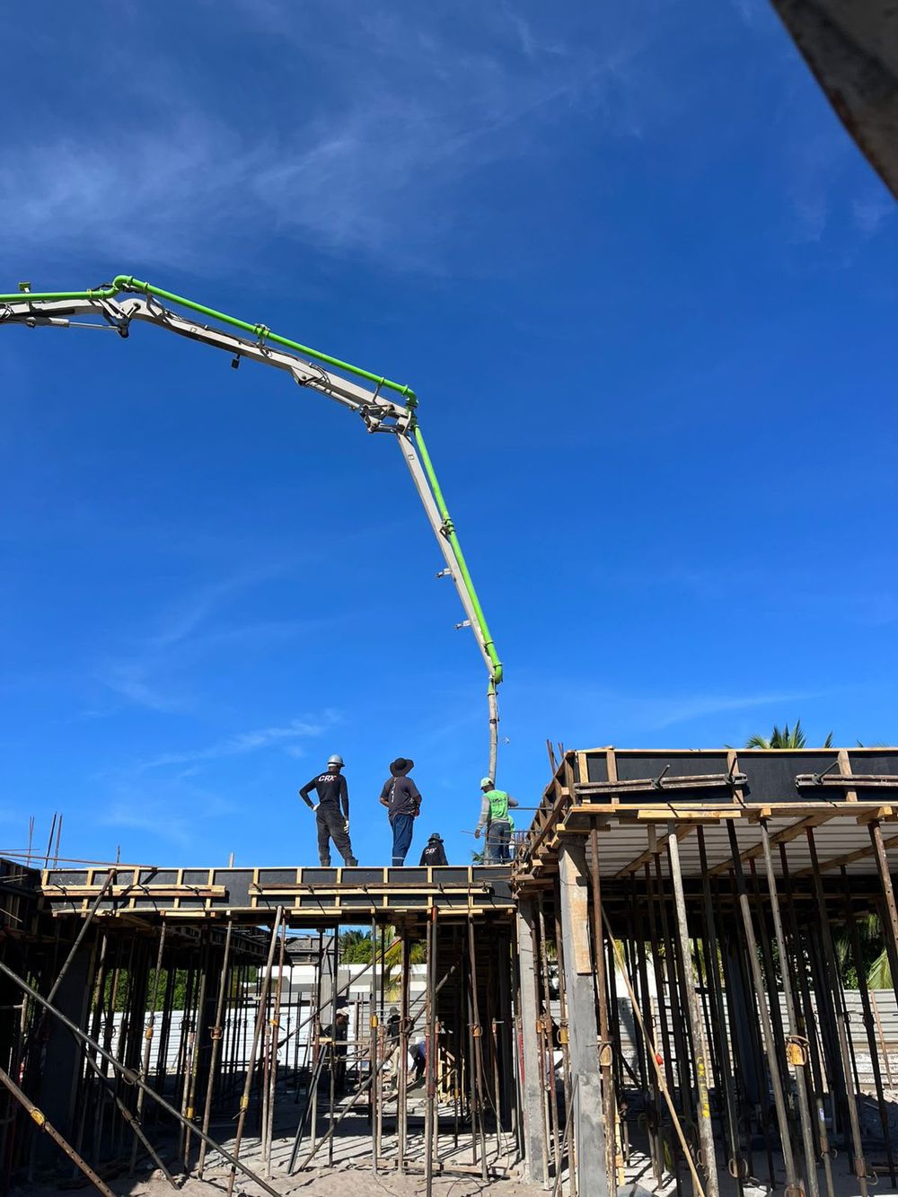 Concretagem de laje com bomba lança em obra da CRX